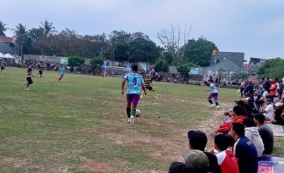 Bek Dejan FC, Pram menguasai bola untuk membantu serangan.(Foto: Red/tangselpos.id).