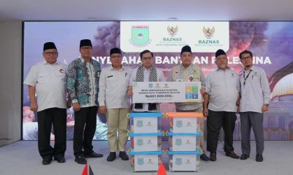 Baznas Kota Tangsel menyerahkan bantuan untuk Palestina yang dikumpukkan dari Kota Tangsel sebesar Rp 507 juta.(dra)