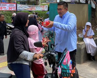 Virgandhi Prayudantoro melakukan kegiatan menyapa warga dan memberikan pemahaman program kepada masyarakat.(Dra)