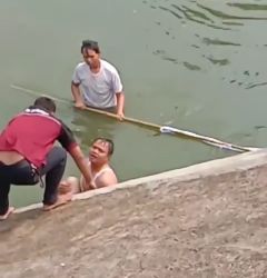 Terlihat warga menyelematkan korban tenggelam di Tandon Ciater, Serpong. Dimana korban tenggelam karena akan menyelematkan temannya yang tenggelam.(dra)