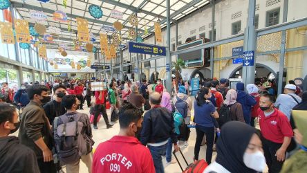 Kepadatan penumpang di Stasiun Pasar Senin. Foto : Ist