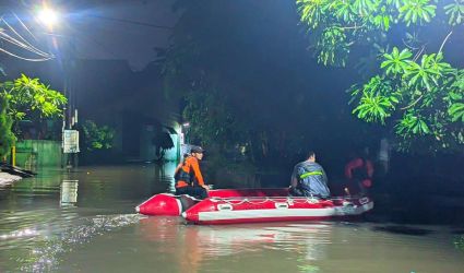 Setelah hujan deras pada Rabu ()6/12) beberapa titik dan ratusan KK di Kota Tangsel terdampak banjir.(dra)
