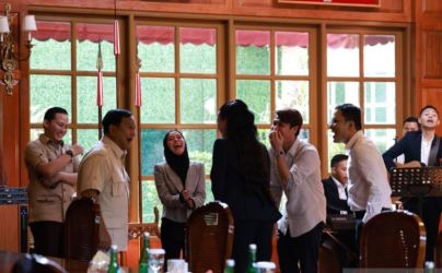 Capres Prabowo saat makan siang bersama Artis. Foto : Ist