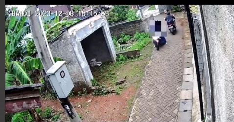 Cuplikan video CCTV aksi begal payudara di Jalan Lele 3 RT 03 RW 05 Bambu Apus, Kecamatan Pamulang, Tangsel, pada Jumat (8/12) siang.(dra)