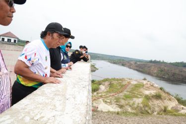 Pj Gubernur Banten saat meninjau Waduk Karian di Lebak, Banten. Foto : Humas Pemprov