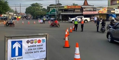 Dinas Perhubungan (Dishub) Kota Tangerang Selatan (Tangsel) akan menerapkan Sistem Satu Arah (SSA) disejumlah ruas jalan pada tahun 2024 untuk mengurai titik kemacetan.(Dra)