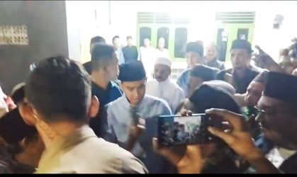 Calon Wakil Presiden Gibran Rakabuming Raka saat mengunjungi kediaman Abuya Muhtadi di Cidahu, Pandeglang, Jumat (8/12/2023). (Ist)