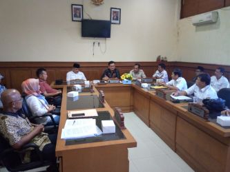 Rapat dengar pendapat antara warga, pemilik lahan, Lurah Kadumerak, Camat Karangtanjung, dan dinas terkait, di Ruang Komisi I DPRD Pandeglang, Rabu (13/12/2023).(Ari Supriadi/Tangsel Pos)