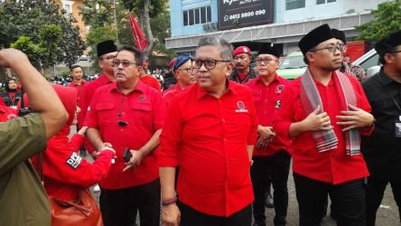 Jenderal (Sekjend) DPP PDI Perjuangan Hasto Kristianto melakukan safari politik ke sejumlah wilayah di Provinsi Banten. Dalam safari politik itu Hasto Kristianto turut menyambangi Kota Tangerang Selatan (Tangsel), Senin,  (11/12).(Dra)