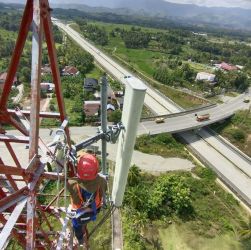 Teknisi melakukan pengecekan jaringan pada perangkat Base Transceiver Station (BTS). (Ist)