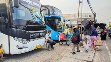 Suasana para pemudik yang memanfaatkan momen libur Nataru tahun ini, di satu terminal bayangan yang ada di Ciputat, Selasa (19/12).(Dra)