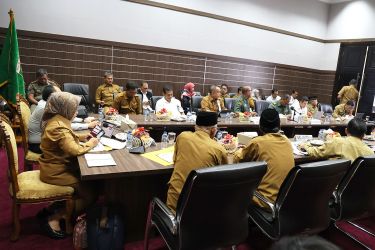 Rapat koordinasi dipimpin Pj Gubernur Al Muktabar. Foto : Humas Pemprov