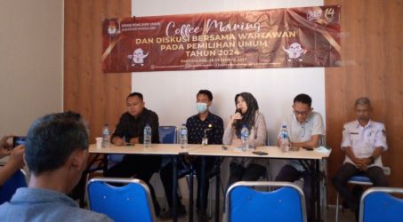 Ketua KPU Pandeglang, Nunung Nurazizah, saat menyampaikan sambutan dalam acara coffee morning bersama wartawan di Pucuk Pare Cafe and Resto, di Kecamatan Cimanuk, Kamis (28/12/2023).(Ari Supriadi/Tangsel Pos)
