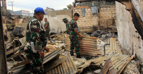 Sisa-sisa bangunan yang terbakar. Foto : Ist