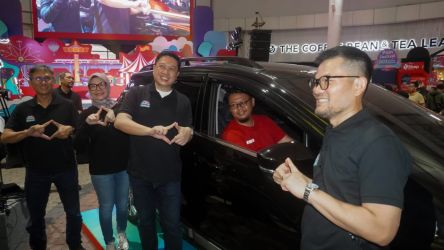 Pelanggan setia Telkomsel asal Depok, Bela Aji Setiawan, berhasil membawa pulang 1 Unit Mitsubishi Xpander Cross pada acara puncak Poin Festival 2023 yang digelar di Summarecon Mall Serpong pada 15-17 Desember 2023. (Ist)