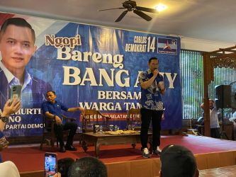 Ketua Umum Partai Demokrat Agus Harimurti Yudhoyono (AHY) turun ke Kota Tangsel, di masa kampanye Pemilu 2024. Seluruh kader dan calon legislatif (caleg) Partai Demokrat menyambut kedatangannya di salahs atu restorean di Serpong, Kamis (7/12).(Dra)
