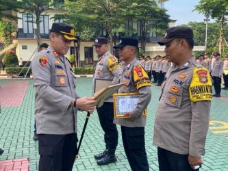 Personel Polres Tangsel kembali mendapatkan penghargaan. Penghargaan itu diberikanbkepada tiga  Bhabinkamtibmas berprestasi, dan langusng diberikan oleh Kapolres Tangsel AKBP Faisal Febrianto, Kamis (7/12).(Dra)