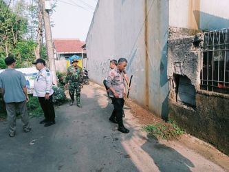 Tim Muspika tingkat keluahan di Kecamatan Pondok Aren, kini mulai rutin kerja bakti untuk menjaga dan membersihkan lingkungan.(Dra)