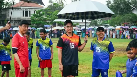 Presiden Jokowi bersama Kaesang saat main sepakbola di Yogya. Foto : Setpres