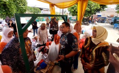 Wakil Wali Kota Tangsel, Pilar Saga Ichsan saat menimbang sampah di Bank Sampah Alamanda, Perumahan Reni Jaya, Pamulang, Tangsel. Foto : Ist