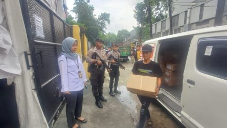 Polisi dengan senjata lengkap melakukan pengamanan distribusi logistik di gudang KPU Kota Tangsel, Serpong Utara.