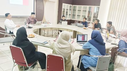 Klub riset Bildung melakukan diskusi. (mg1)