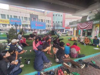 KPU Kota Tangsel gelar sosialisasi Pemilu 2024 kepada pengamen dan anak punk di bawah Flyover Ciputat.(dra)