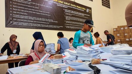 KPU Kota Tangsel menerima surat suara untuk Pilpres 2024. Saat ini langsung dilakukan pelipatan dan penyortiran.(dra)