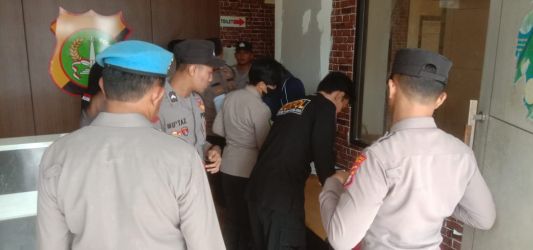 Suasa kegiatan tes Urine di markas Polres Tangsel, Selaa (23/1). Tes urine tersebut dilakukan secara mendadak.(dra)