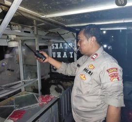 petugas Polsek Ciptim tengah lalukan cek TKP oedagang otak-otak yang tewas tersengat listrik di Ciputat.(dra)