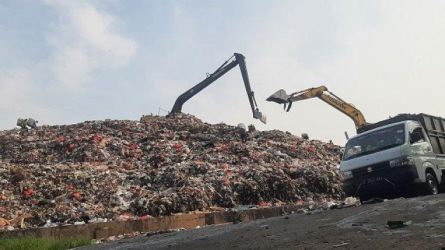 Malam tahun baru di Kota Tangsel menghasilan sampah sebanyak 90 ton.(dra)