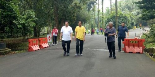 Jalan pagi bersama Presiden Jokowi dan Ketum Golkar Airlangga Hartarto.  Foto : Setpres