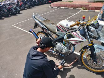 Polsek PONDOK Aren melakikan Razia dan penindakan kepada pemuda yang mengendarai sepeda motor kenalpot brong. Hal itu dilakukan karena terindikasi balap liar.(dra)