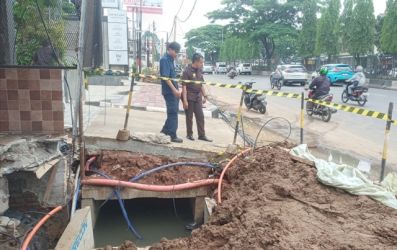 Salah satu proyek drainase yang belum rapi di depan Hotel Mercure. Foto : Ist