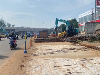 Situasi terkini pelebaran jalan proyek STS di gerbang Tol Pamulang, Kamis (10/1).(dra)