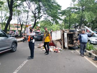 Mobil armada pengangkut sampah terguling di Jalan Ciater Raya, Rawa Mekar Jaya, Serpong, Tangerang Selatan (Tangsel), Kamis (11/1/2024). (tangselpos.id/rmn)