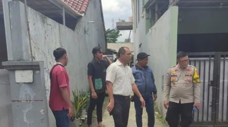 Polisi tengah leakukan pengecekan lokasi tempat pedagang bakso yang dirampas dan diancam senjata tajam, peristiwa itu terjadi pada Jumat (12/1) malam, tepatnya di Gang Haji Betong tepatnya samping kantor Kelurahan Kedaung, Kecamatan Pamulang.(dra)