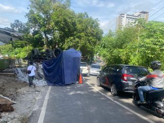 Truk pengangkut bebek terguling di tanjakan jalan Sumatera, Kelruahan Jombang, Kecamatan Ciputat, Selasa (16/1).(dra)