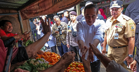 Presiden Joko Widodo (kedua kanan) menyapa warga saat mengunjungi Pasar Mungkid, Magelang Jawa Tengah, Senin (29/1/2024). (Foto : Ist)