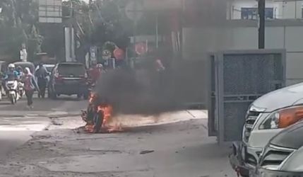 Saut unit  kendaraan motor terbakar di sisi Jalan Tegal Rotan Raya, Kelurahan Sawah Baru, Kecamatan Ciputat, Kota Tangerang Selatan (Tangsel), Rabu (24/1).(Dra)