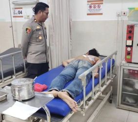Kapolsek Ciputat Timur Kemas Arifin saat menjenguk korban tawuran di Cirendeu, Kecamatan Ciputat Timur.(dra)