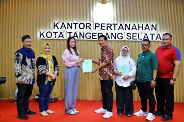 Kantor Pertanahan Kota Tangerang Selatan (Kantah Kota Tangsel) membagikan Sertifikat PTSL 2023.(dra)