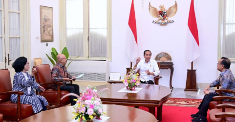 Presiden Jokowi saat menerima petugas TPS 10 Gambir di Istana Negera. Foto : Setpres