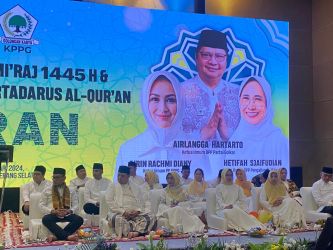 -Dalam rangka untuk menyambut Pemiolu dengan damai dan sejuk, Golkar gelar tadarus Alquran di Tangsel, Senin (5/2).(dra)