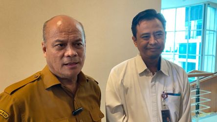 Caption : Pemimpin Cabang Perum Bulog Kantor Cabang Tangerang, Omar Sharif (kanan) bersama Kepala DKP3 Kota Tangsel, Yepi Suherman (kiri) di Puspemkot Tangsel. Foto : Ist