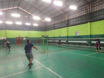 Warga bermain bulutangkis di GOR Mustika..(mg1)