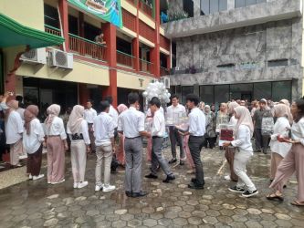 Ujian praktik kolosal siswa SMA Triguna Utama membuat pesta perkawinan.(mg2)