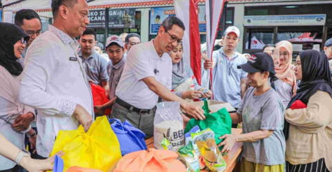 Pj Gubernur DKI Heru Budi Hartono saat meninjau Operasi Sembako Murah. Foto : Ist