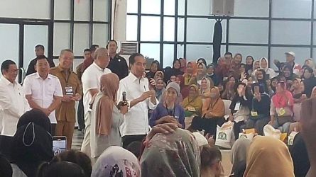 Presideb Jokowi saat membagikan bansos di Tangsel. Foto : Ist