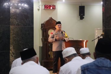 AKBP Ibnu Bagus Santoso, melaksanakan shalat subuh berjamaah di Masjid As Syarif BSD pada selasa (13/2).(Dra)